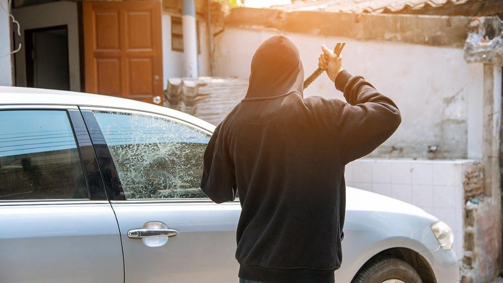Vandalismo e tentativa de arrombamento de vidro automotivo
