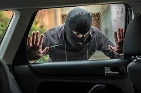 Criminoso analisando interior do veículo em semáforo