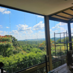 ampla parede de vidro , sendo feita a instalação de pelicula arquitetonica