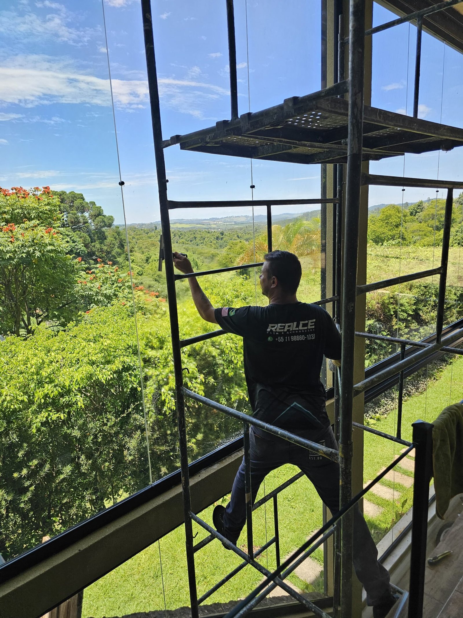 Película Nano Cerâmica Arquitetônica: A Revolução em Controle Solar e Eficiência Energética para Seu Imóvel